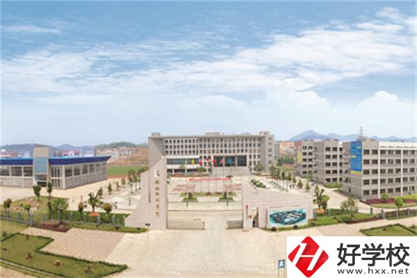 在婁底有開設(shè)航空專業(yè)的職校嗎？學(xué)航空專業(yè)有前途嗎？