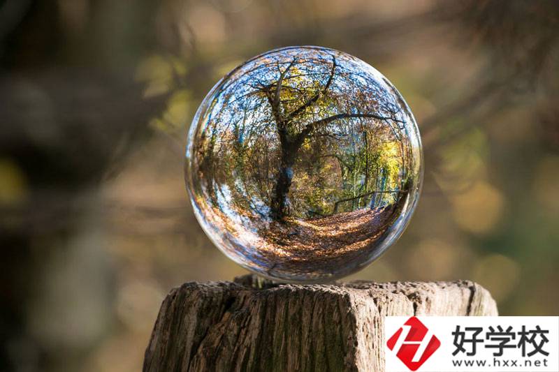 郴州中職學(xué)校排名前三的，學(xué)校環(huán)境都不錯(cuò)！