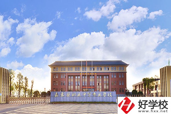 想在郴州市嘉禾縣中專職校讀書，選什么專業(yè)比較好？