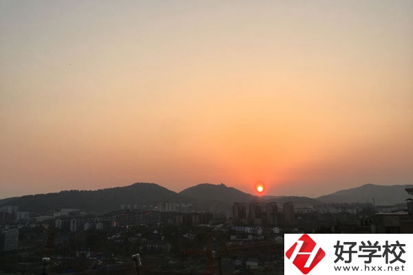 在邵陽讀中職學(xué)校學(xué)什么專業(yè)好？