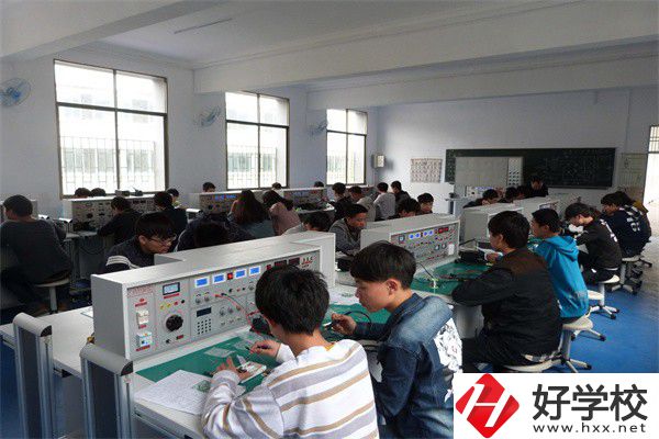 中鋼集團衡陽重機技工學(xué)校是公辦還是民辦？學(xué)費是多少？