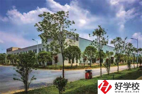 邵陽紡織技工學(xué)校的地址在哪？到校有什么必帶物品？