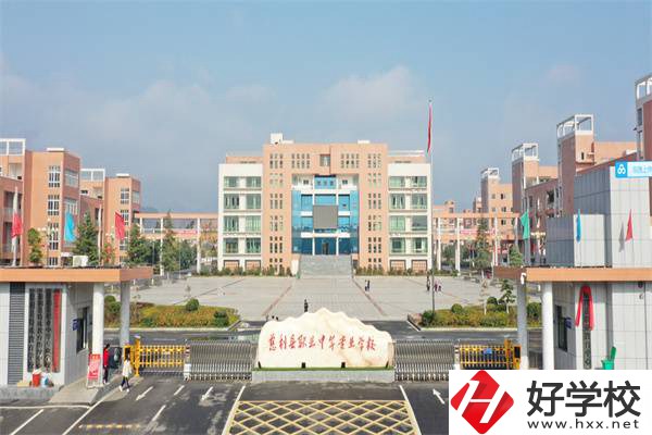 想在慈利學(xué)計(jì)算機(jī)類專業(yè)可以選擇哪所中專？