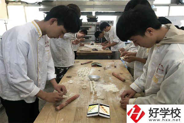 懷化中專學費是多少？有什么資助政策？