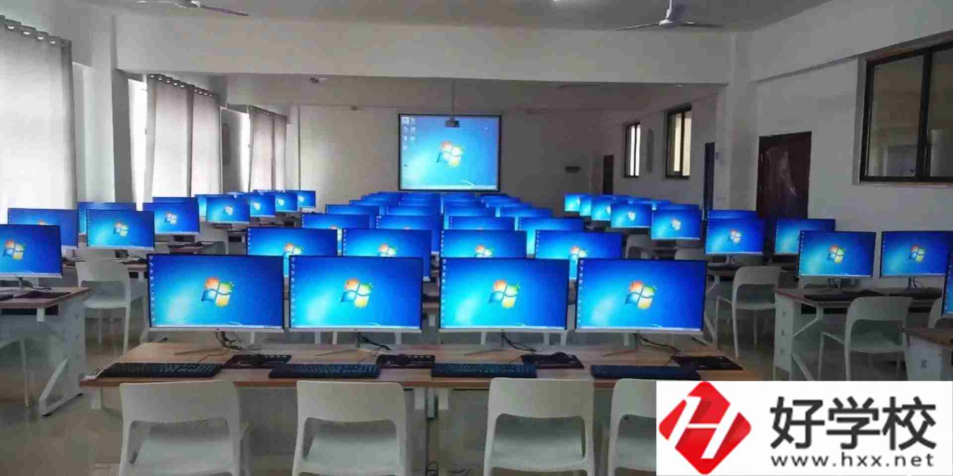 洞口縣鳳凰職業(yè)技術(shù)學校實訓室