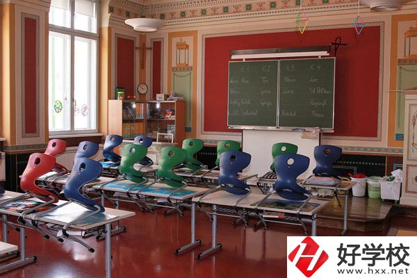岳陽(yáng)職業(yè)技術(shù)學(xué)院環(huán)境怎么樣？是民辦的嗎？