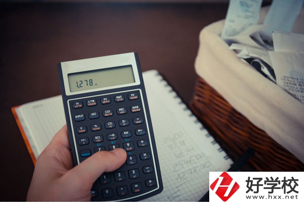 想在長沙學(xué)會計專業(yè)，哪些中專學(xué)校好?