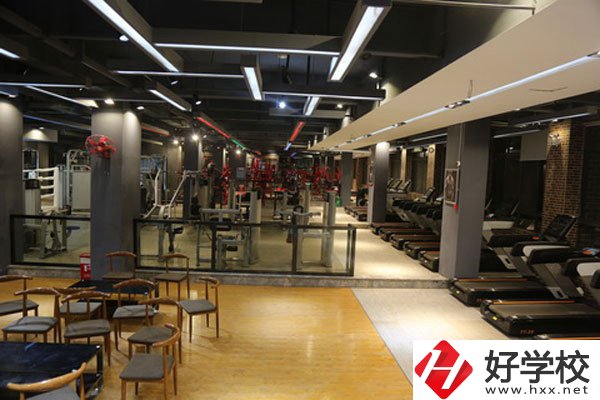 湖南懷化商業(yè)學(xué)校是中專嗎？學(xué)校環(huán)境好不好？