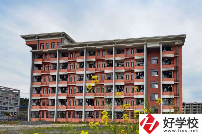 想在懷化會(huì)同縣學(xué)繪畫(huà)？這所中?？梢钥纯?></a></div>
            <dt><a href=