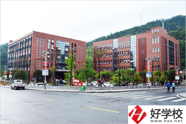 安化縣職業(yè)中專學(xué)校師資怎么樣？環(huán)境好不好？