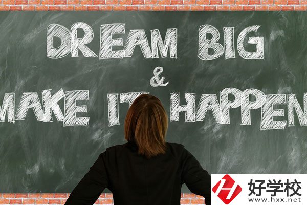 長(zhǎng)沙鐵航職業(yè)中等技術(shù)學(xué)校有哪些專業(yè)？學(xué)費(fèi)貴不貴？