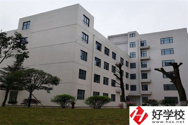 往屆生可以在湖南讀公辦中職嗎？有哪些學(xué)?？梢酝扑]？