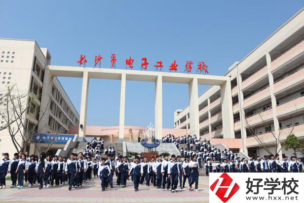 長(zhǎng)沙市電子工業(yè)學(xué)校有哪些特色專業(yè)？就業(yè)前景如何？