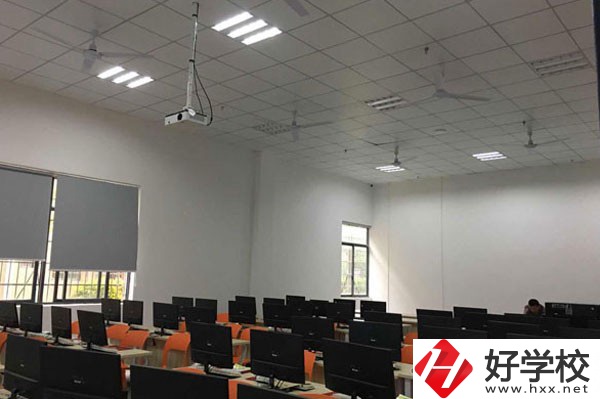 湘潭計算機職業(yè)技術(shù)學校實訓室
