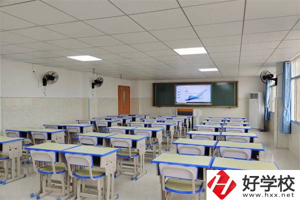 九嶷工業(yè)學(xué)校是私立的嗎？學(xué)費(fèi)要多少一年？