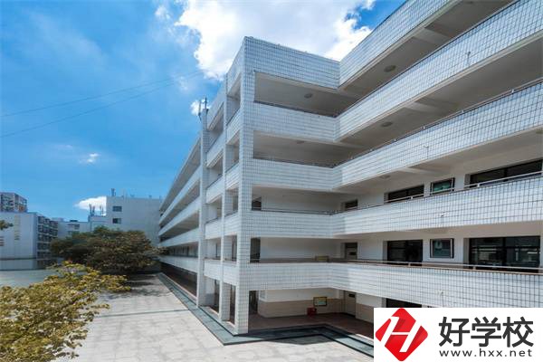 去長(zhǎng)沙建筑工程學(xué)校的乘車路線是什么？
