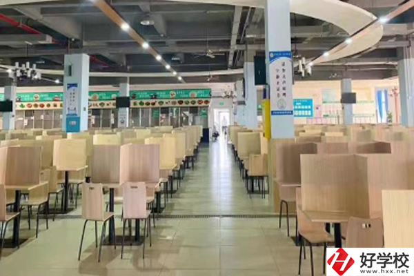 長沙經(jīng)貿(mào)職業(yè)中專學校宿舍和食堂環(huán)境怎么樣？