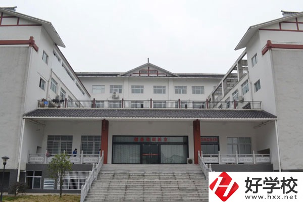張家界地區(qū)中職學校少數(shù)民族學生可以報考嗎？