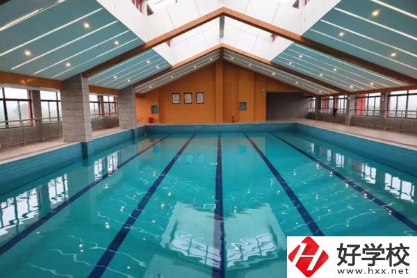 湖南懷化商業(yè)學(xué)校是中專嗎？學(xué)校環(huán)境好不好？