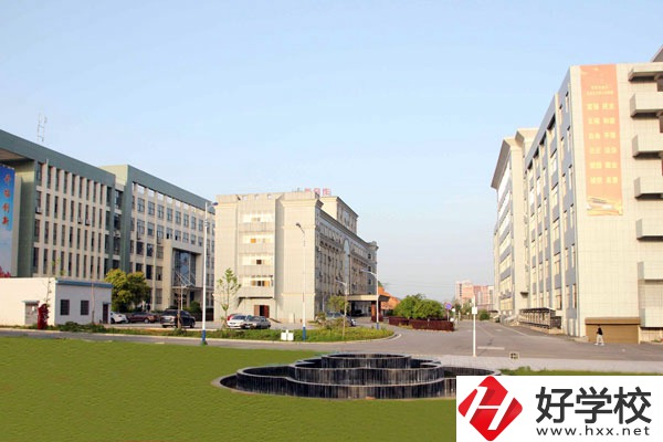 婁底技師學(xué)院有哪些特色專業(yè)？設(shè)施如何？