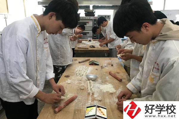 湖南懷化商業(yè)學(xué)校怎么樣？有哪些特色專業(yè)？
