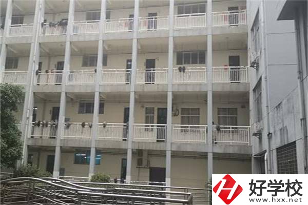 張家界有國家重點(diǎn)的中專學(xué)校嗎？學(xué)費(fèi)要多少？