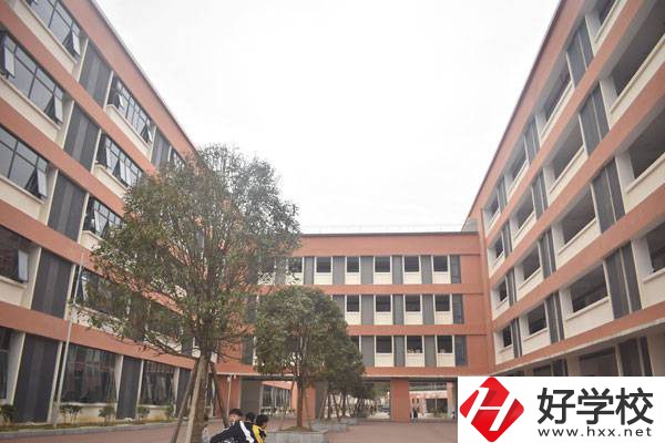 湘西地區(qū)中職學(xué)校一年的學(xué)費(fèi)大概是多少？