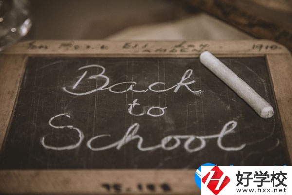 湘潭交通職業(yè)學(xué)校學(xué)費(fèi)貴不貴，宿舍怎么樣？