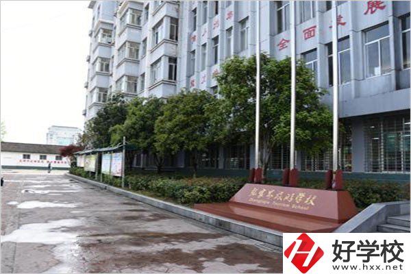 張家界旅游學(xué)校是湖南省重點(diǎn)學(xué)校嗎？