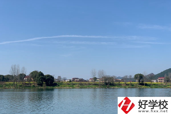 湘西州鳳凰職業(yè)中專是所怎樣的學(xué)校？