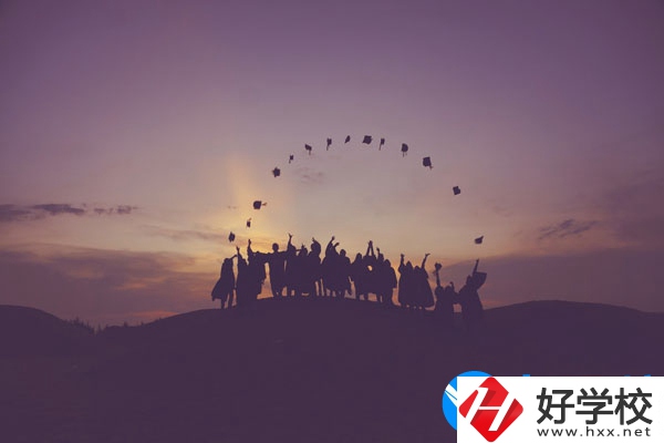 湘潭交通職業(yè)學(xué)校學(xué)費(fèi)貴不貴，宿舍怎么樣？