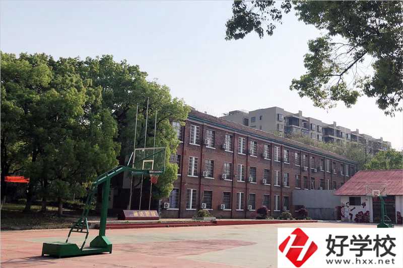 邵陽(yáng)市通達(dá)職業(yè)技術(shù)學(xué)?；@球場(chǎng)