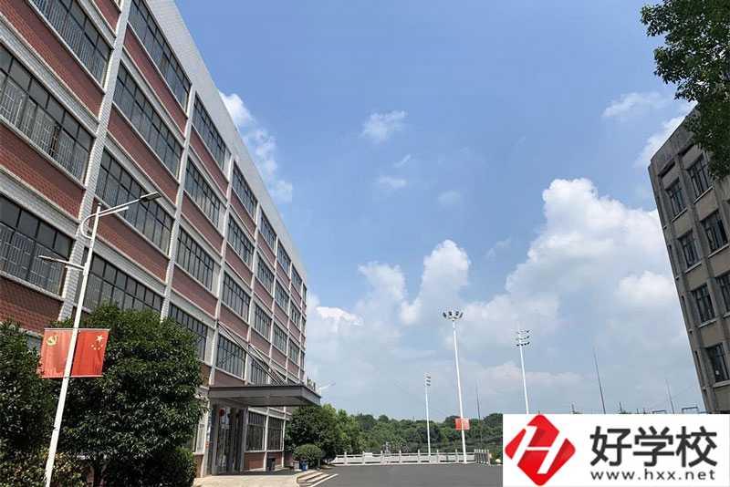 益陽(yáng)機(jī)械工業(yè)職業(yè)學(xué)校有些什么專(zhuān)業(yè)？就業(yè)優(yōu)勢(shì)如何？
