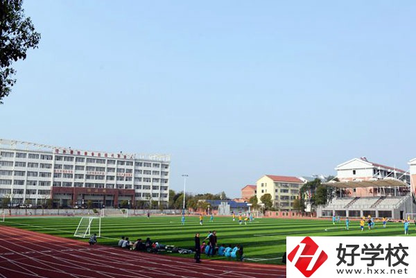 岳陽(yáng)縣職業(yè)中等專(zhuān)業(yè)學(xué)校運(yùn)動(dòng)場(chǎng)