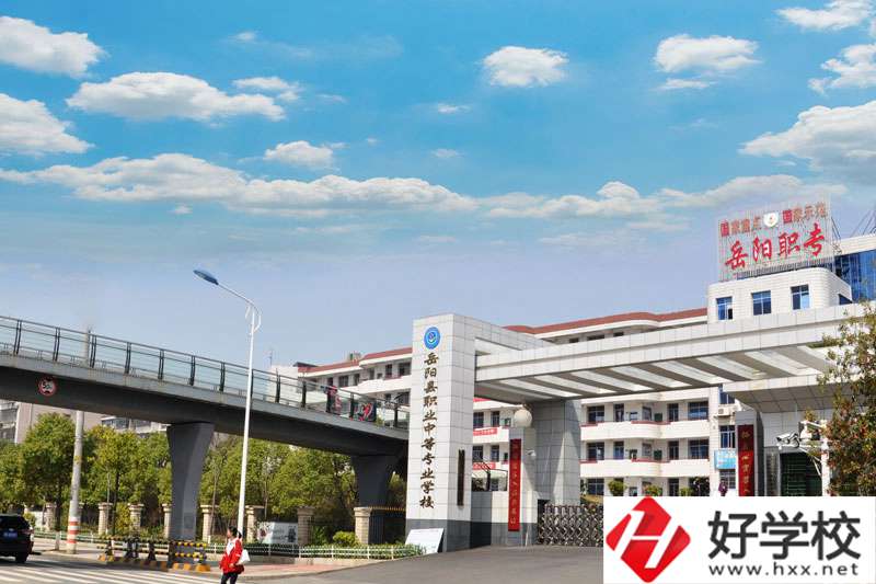 岳陽(yáng)有哪些中職學(xué)校開設(shè)了服裝設(shè)計(jì)與工藝專業(yè)？