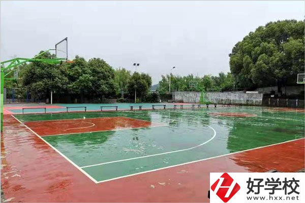 岳陽(yáng)市網(wǎng)絡(luò)工程職業(yè)技術(shù)學(xué)校好不好？學(xué)校環(huán)境怎么樣？