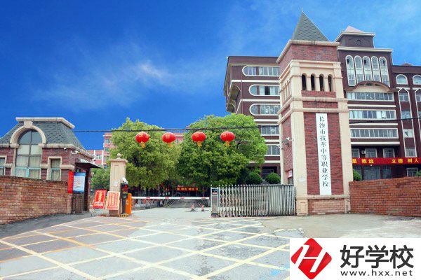 長沙市拔萃中等職業(yè)學(xué)校有哪些專業(yè)？學(xué)費(fèi)是多少？