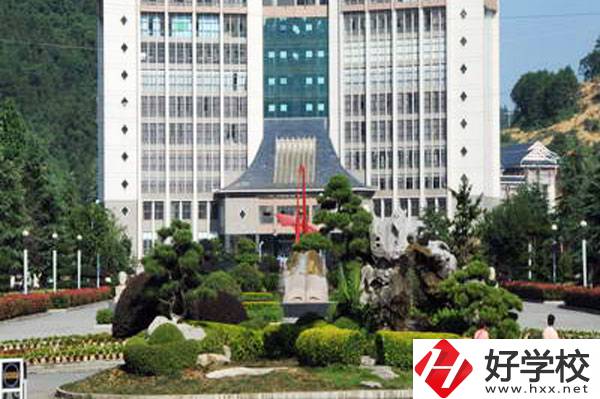湘西州經(jīng)濟(jì)貿(mào)易學(xué)校是民辦還是公辦的？學(xué)校設(shè)施如何？