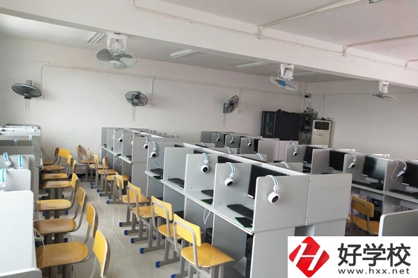 湘潭財經(jīng)職業(yè)技術(shù)學(xué)校實(shí)訓(xùn)室