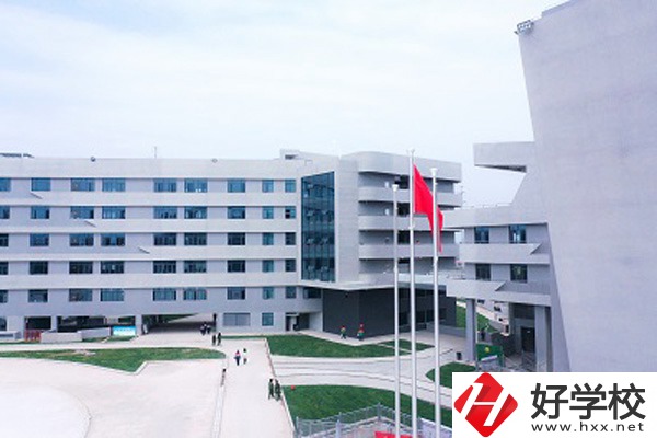 長(zhǎng)沙湘麓醫(yī)藥中專學(xué)校的辦學(xué)條件怎么樣？