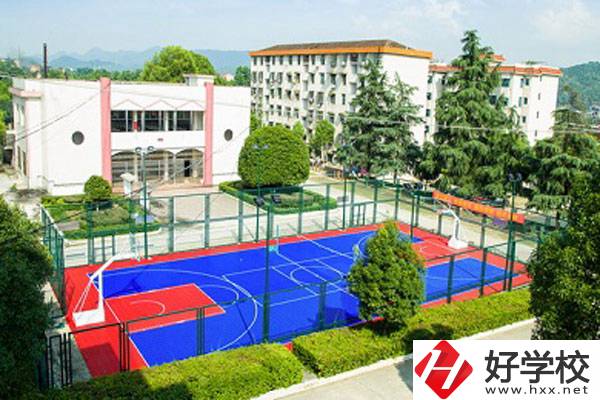 婁底漣源工貿(mào)中專學(xué)校的學(xué)費(fèi)是多少？