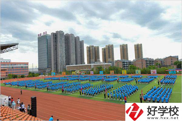 長(zhǎng)沙財(cái)經(jīng)學(xué)校是職高嗎？能不能帶手機(jī)？