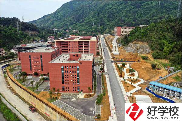 安化縣職業(yè)中專學校有哪些特色專業(yè)？