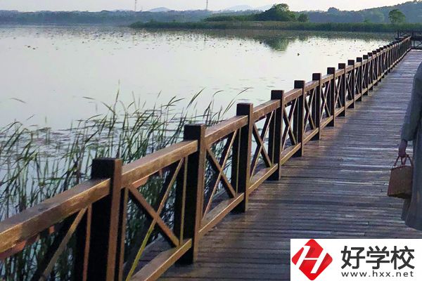 鳳凰縣育英民族學校怎么樣？有什么特色專業(yè)？