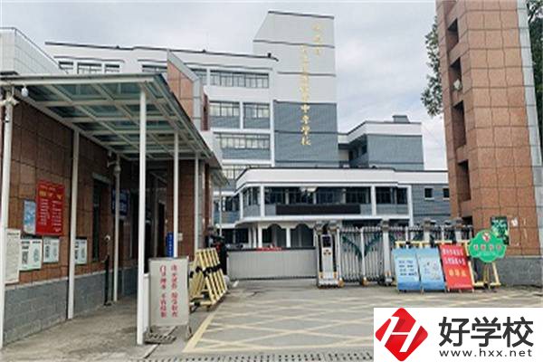 懷化中專學(xué)汽修一年要花多少錢？有哪些中?？梢酝扑]？