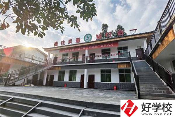 湘西旅游學(xué)校的辦學(xué)特色和宗旨有哪些？