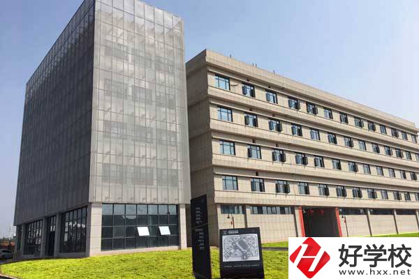 株洲市工業(yè)中等專業(yè)學(xué)校是公立的嗎？一年學(xué)費(fèi)多少？