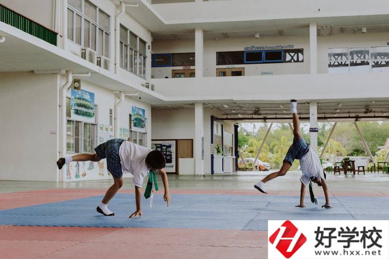 湖南護(hù)理學(xué)校是什么性質(zhì)的學(xué)校？是公辦的嗎？