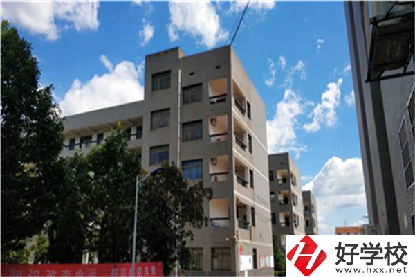 在婁底有開設(shè)航空專業(yè)的職校嗎？學(xué)航空專業(yè)有前途嗎？
