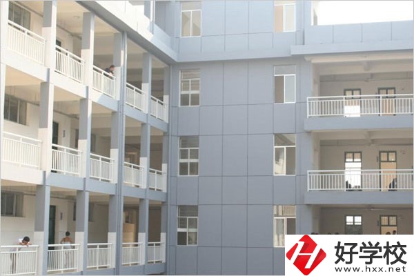 張家界有沒有招往屆生、插班生、轉學生的職校？